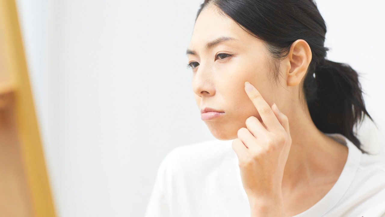 便秘の人は肌荒れする？原因と改善法をトレーナーが解説【ファスティングで内側から整える】